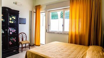 Habitación superior con 1 cama doble o 2 individuales, balcón, vistas al mar | Caja fuerte, escritorio, cunas (de pago) y wifi gratis