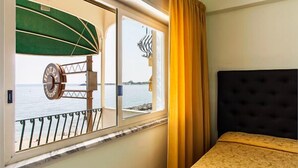 Quarto casal ou duplo superior, sacada, vista para o mar | Cofres nos quartos, escrivaninha, berços (sobretaxa), Wi-Fi de cortesia