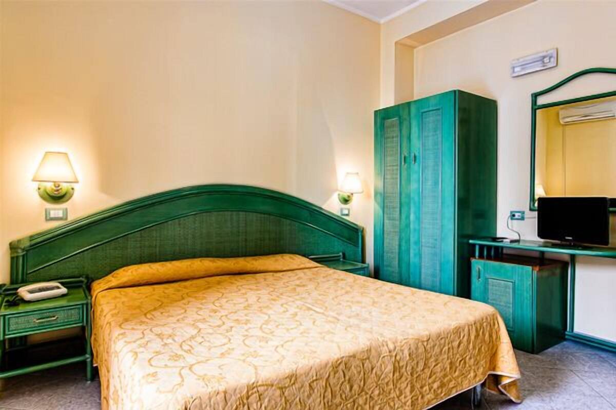 In-room safe, desk, cots/infant beds, free WiFi