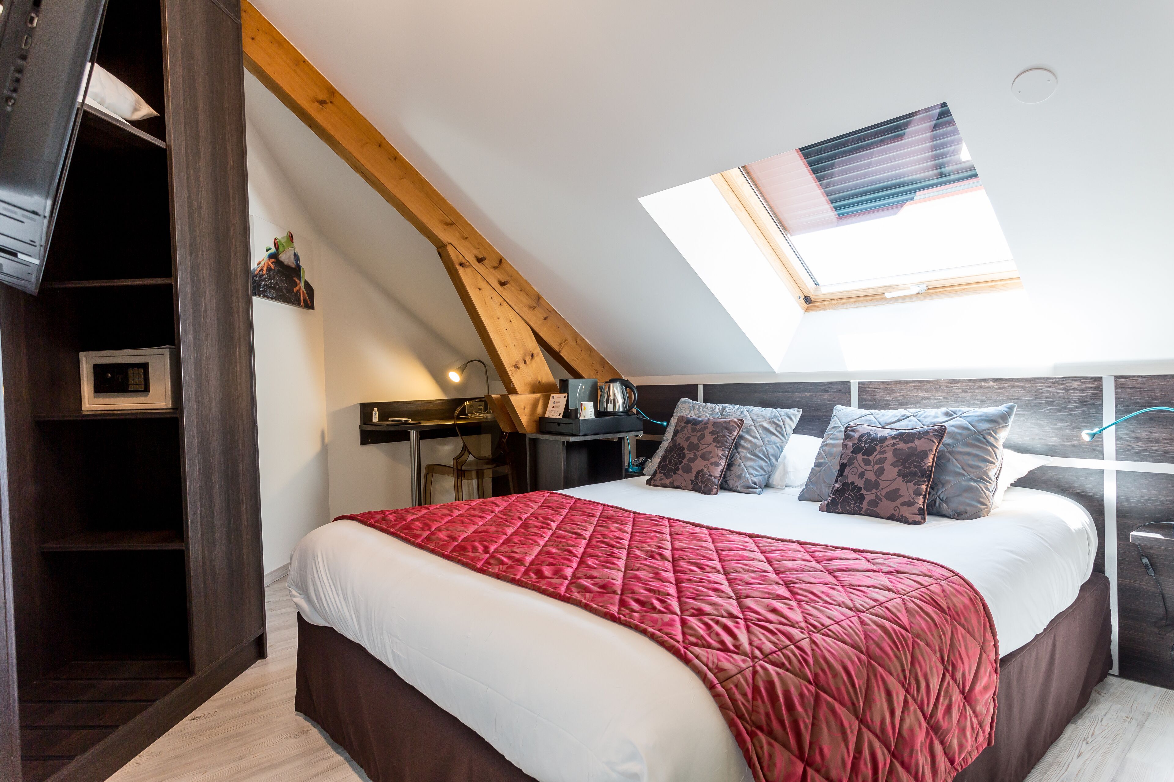 comfort double room | in-room safe, desk, soundproofing, free wifi