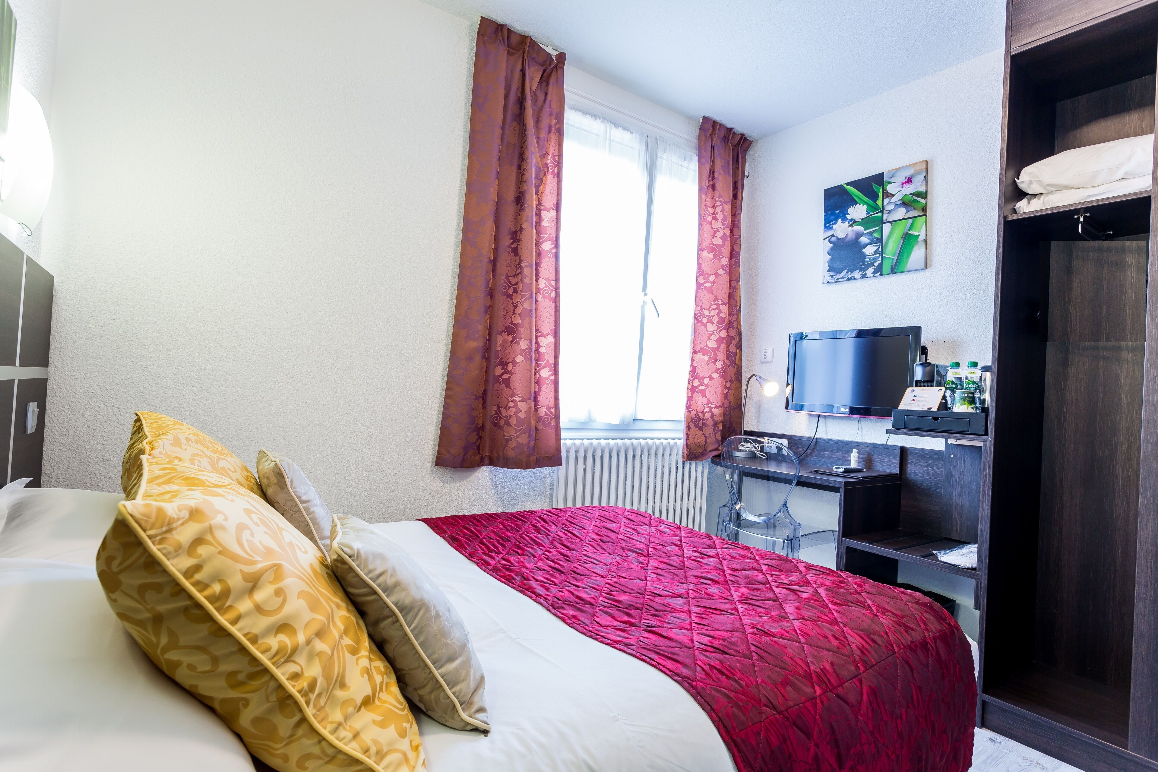 classic double room single use | in-room safe, desk, soundproofing, free wifi