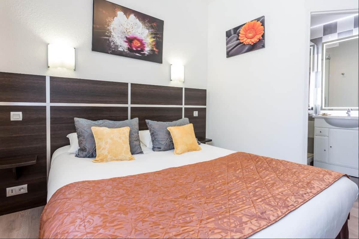 Comfort Double Room | In-room safe, desk, soundproofing, free WiFi