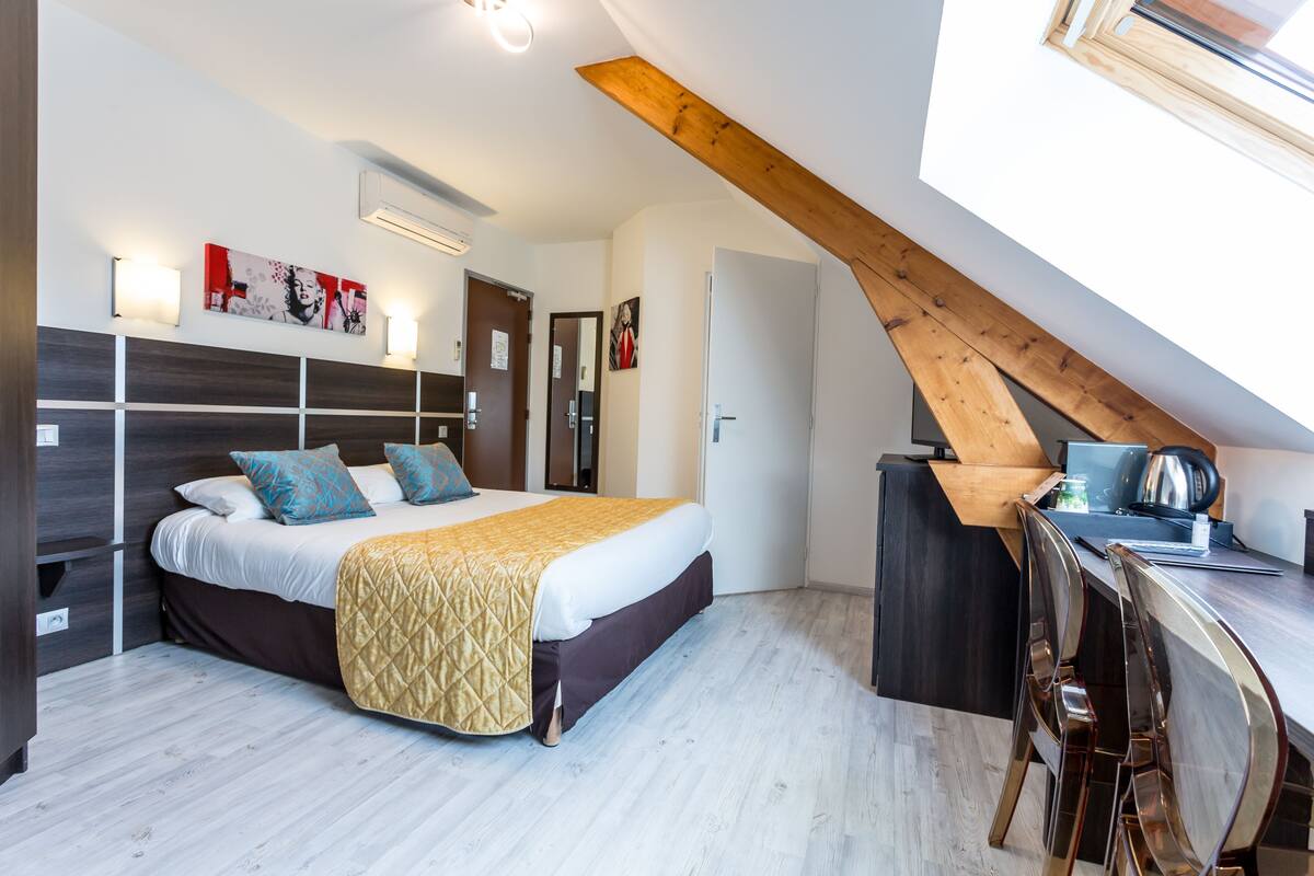 superior double room | in-room safe, desk, soundproofing, free wifi