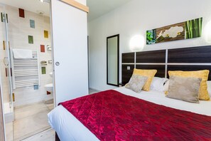 Klassieke tweepersoonskamer, voor 1 persoon | Een kluis op de kamer, een bureau, geluiddichte muren, gratis wifi