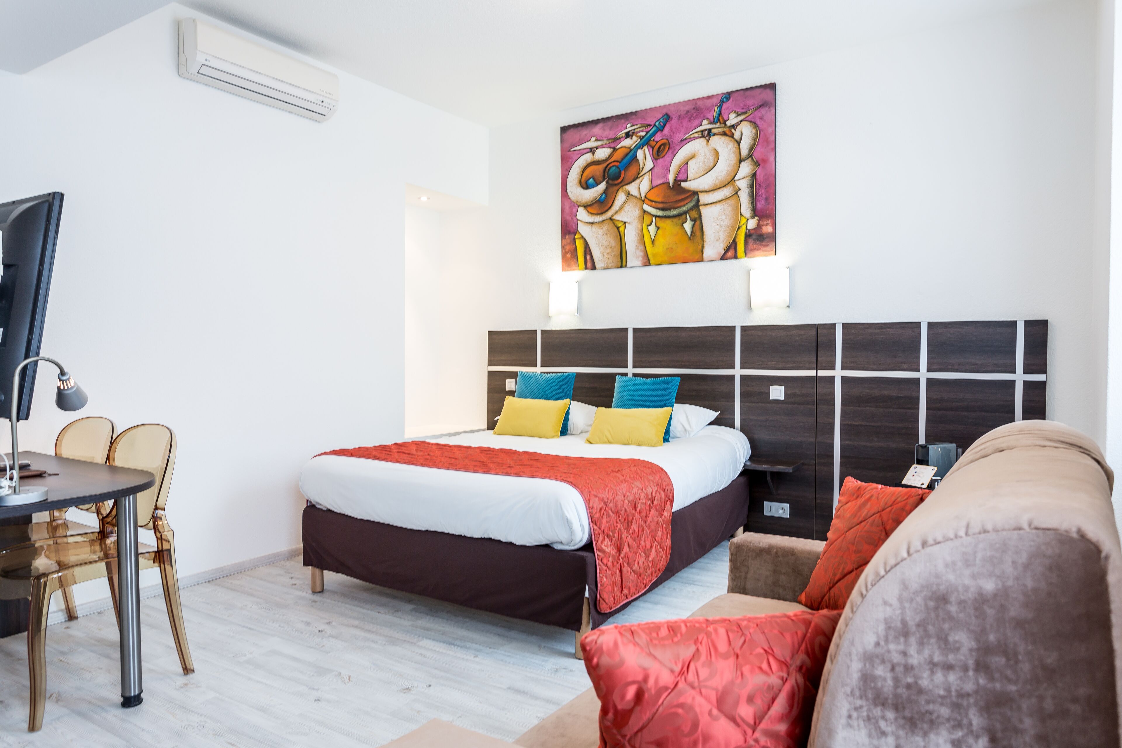 superior double room | in-room safe, desk, soundproofing, free wifi