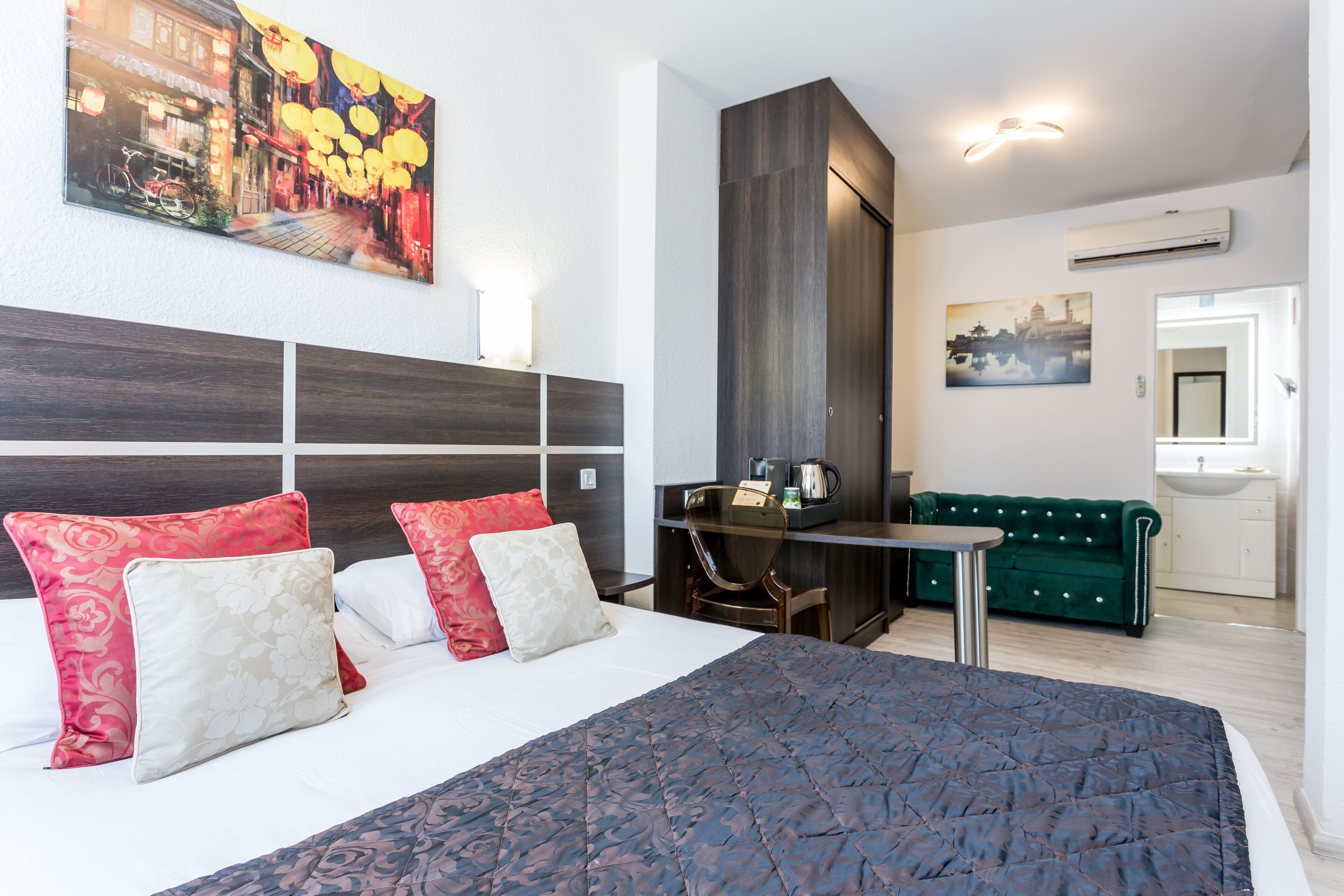 superior double room | in-room safe, desk, soundproofing, free wifi