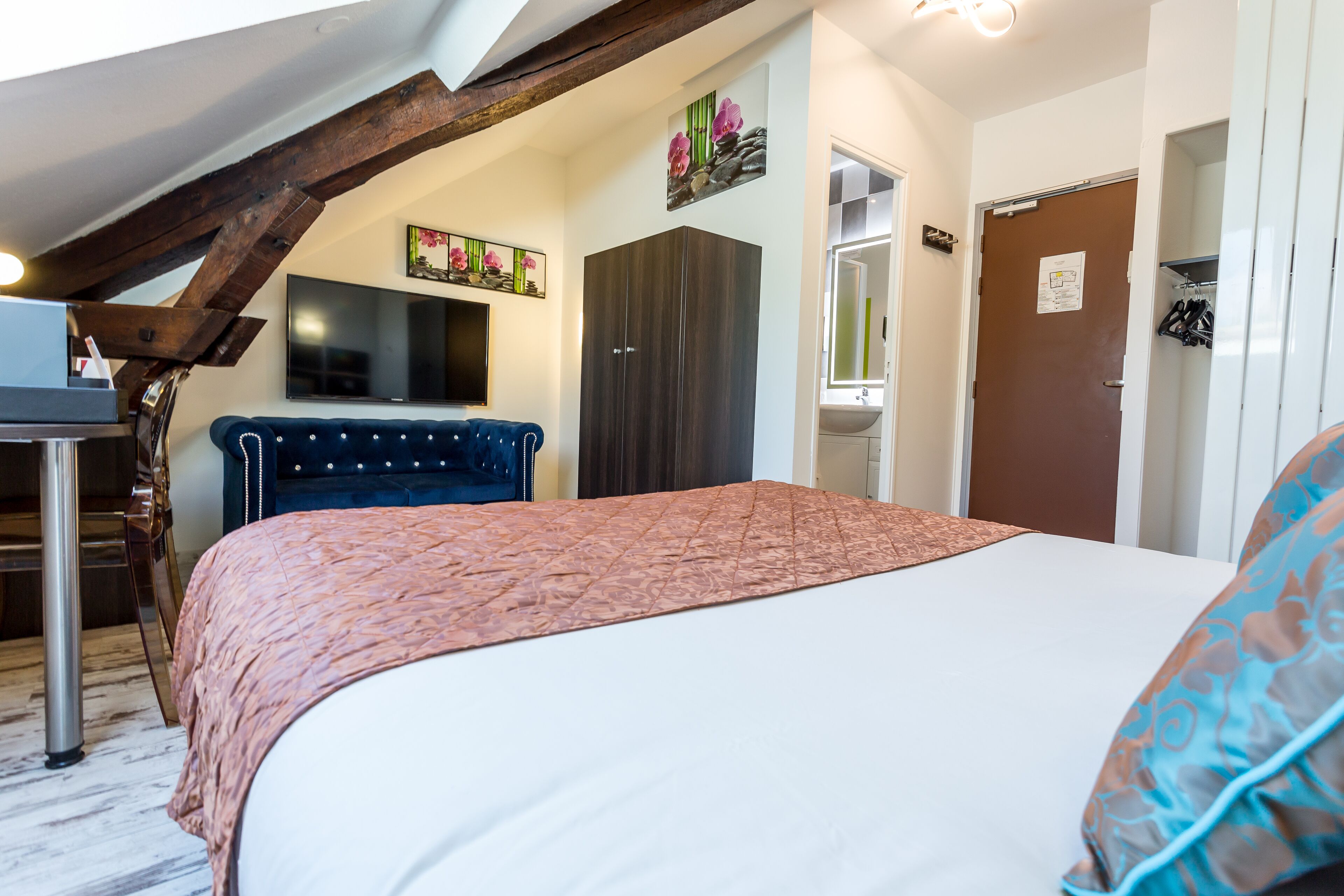 superior double room | in-room safe, desk, soundproofing, free wifi