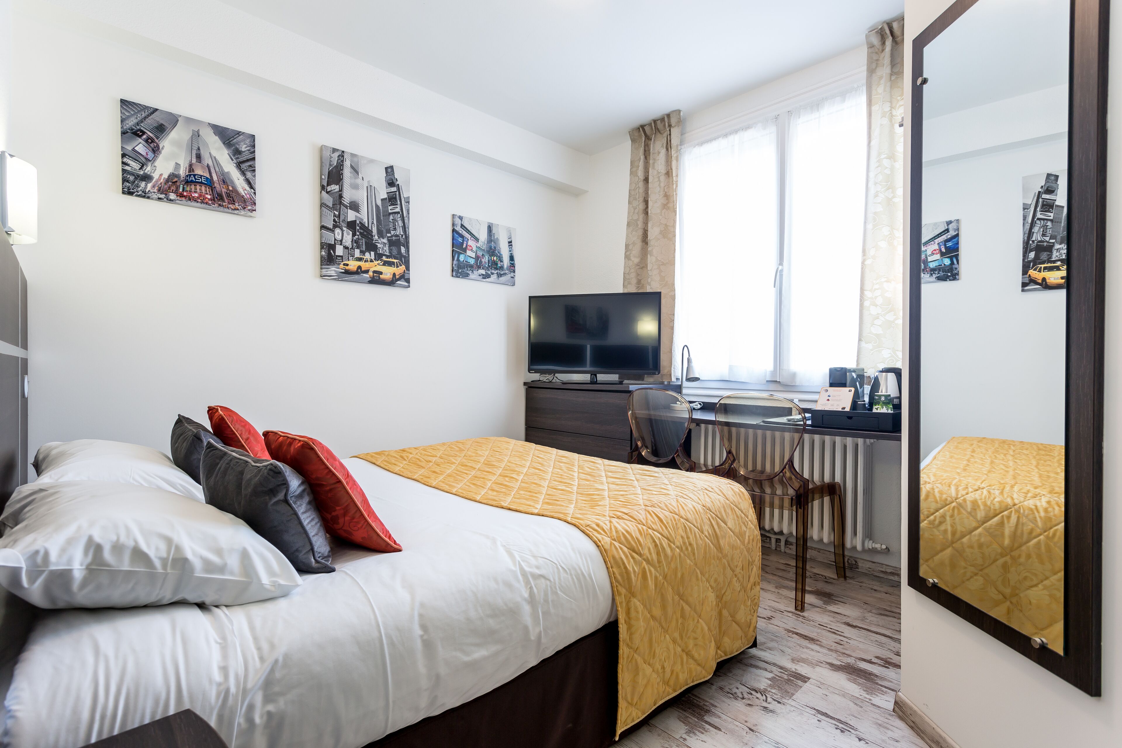 classic double room single use | in-room safe, desk, soundproofing, free wifi