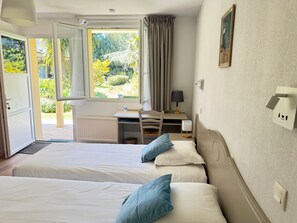 Superior Twin kamer, 2 eenpersoonsbedden | Een bureau, geluiddichte muren, gratis wifi, beddengoed