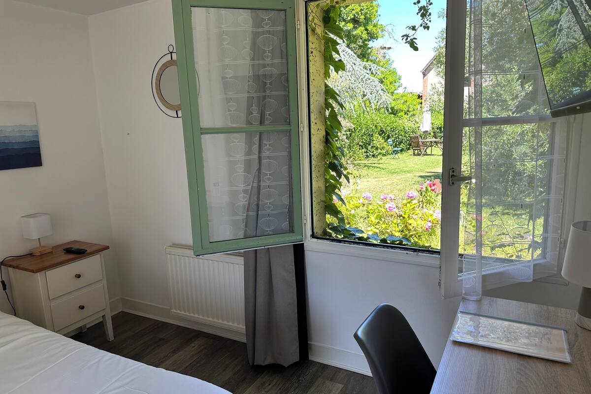 comfort double room, 1 double bed | desk, soundproofing, free wifi, bed sheets