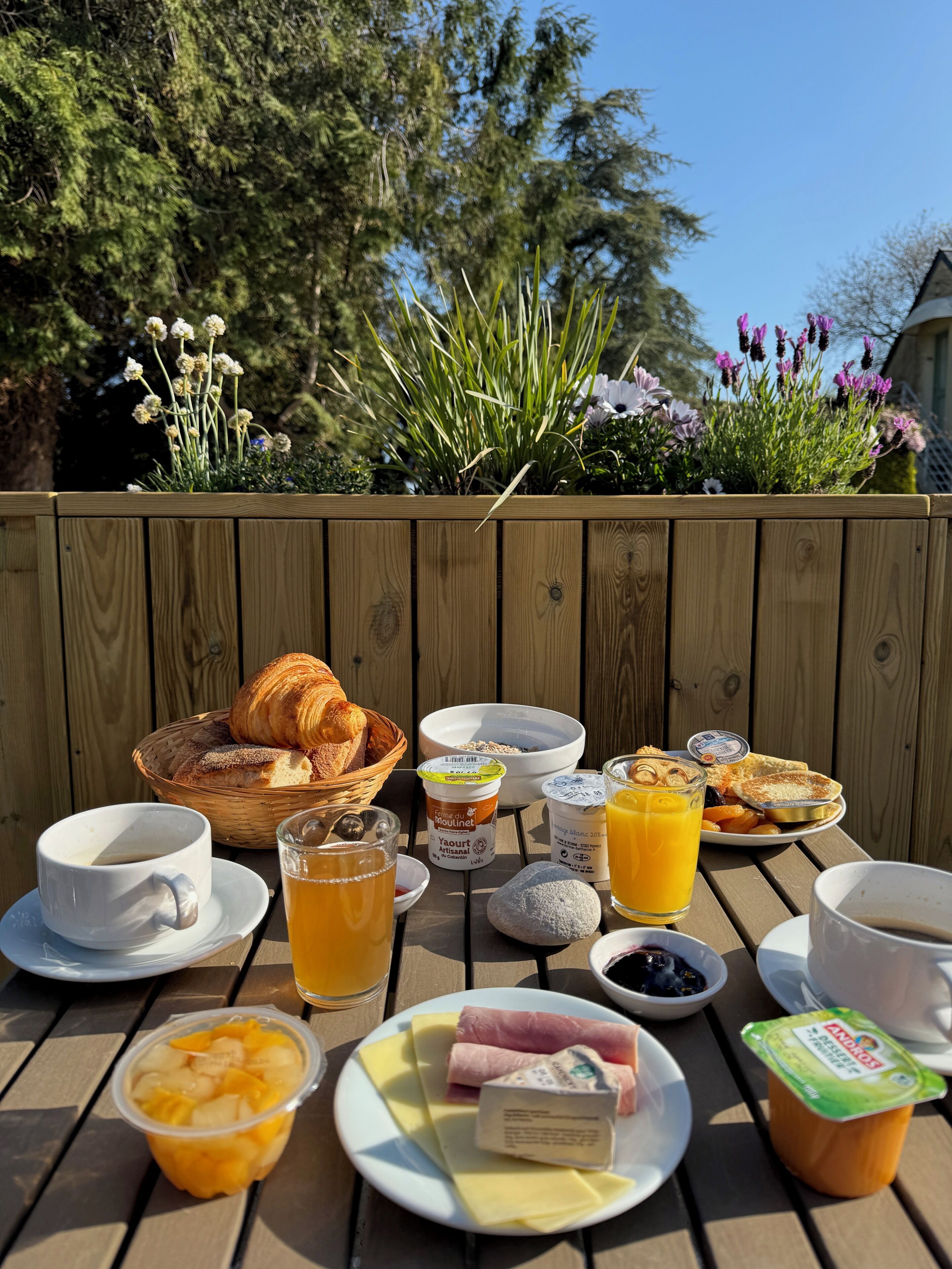 Petit déjeuner buffet servi tous les jours en supplément