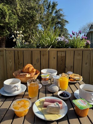 Daily buffet breakfast for a fee
