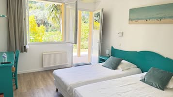 Superior Twin kamer, 2 eenpersoonsbedden | Een bureau, geluiddichte muren, gratis wifi, beddengoed