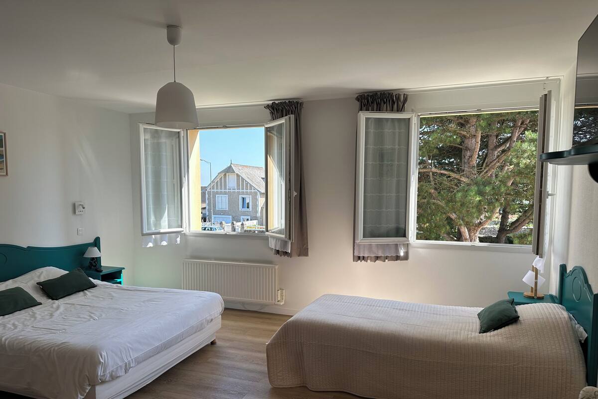 comfort triple room | desk, soundproofing, free wifi, bed sheets