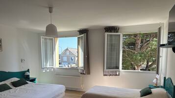 Comfort driepersoonskamer | Een bureau, geluiddichte muren, gratis wifi, beddengoed