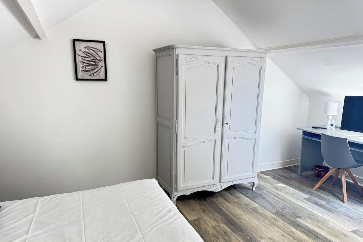 Chambre Double Ăconomique, 1 lit double | Bureau, chambres insonorisĂ©es, Wi-Fi gratuit, draps fournis