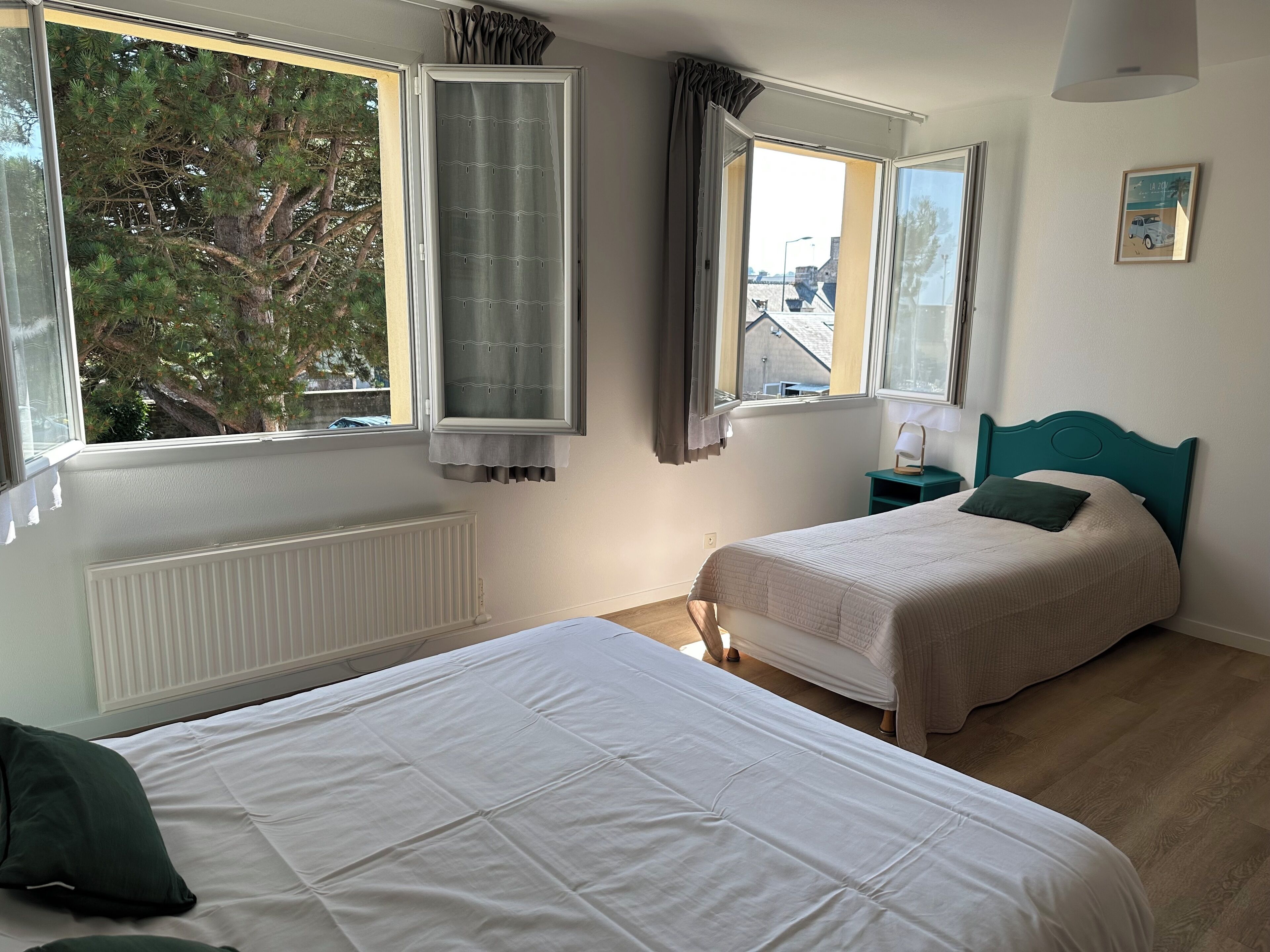 comfort triple room | desk, soundproofing, free wifi, bed sheets