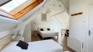 Comfort Quadruple Room | Desk, soundproofing, free WiFi, bed sheets - La Demeure Du Perron (Quettehou)