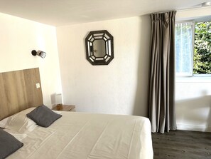 Standard-Doppelzimmer | Schreibtisch, schallisolierte Zimmer, kostenloses WLAN, Bettwäsche