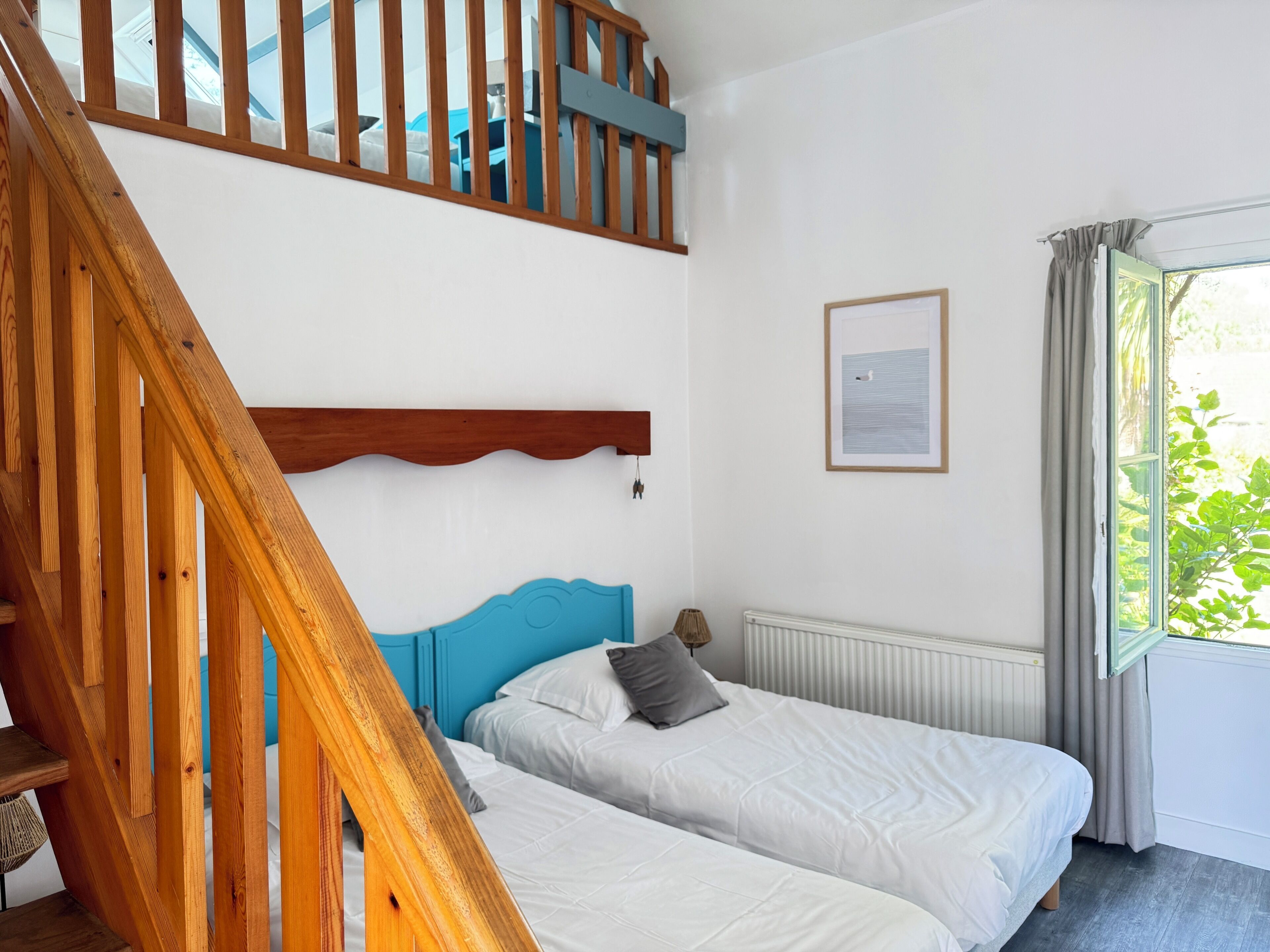 Desk, soundproofing, free WiFi, bed sheets