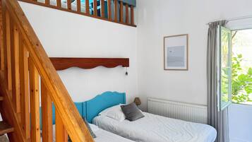 Desk, soundproofing, free WiFi, bed sheets