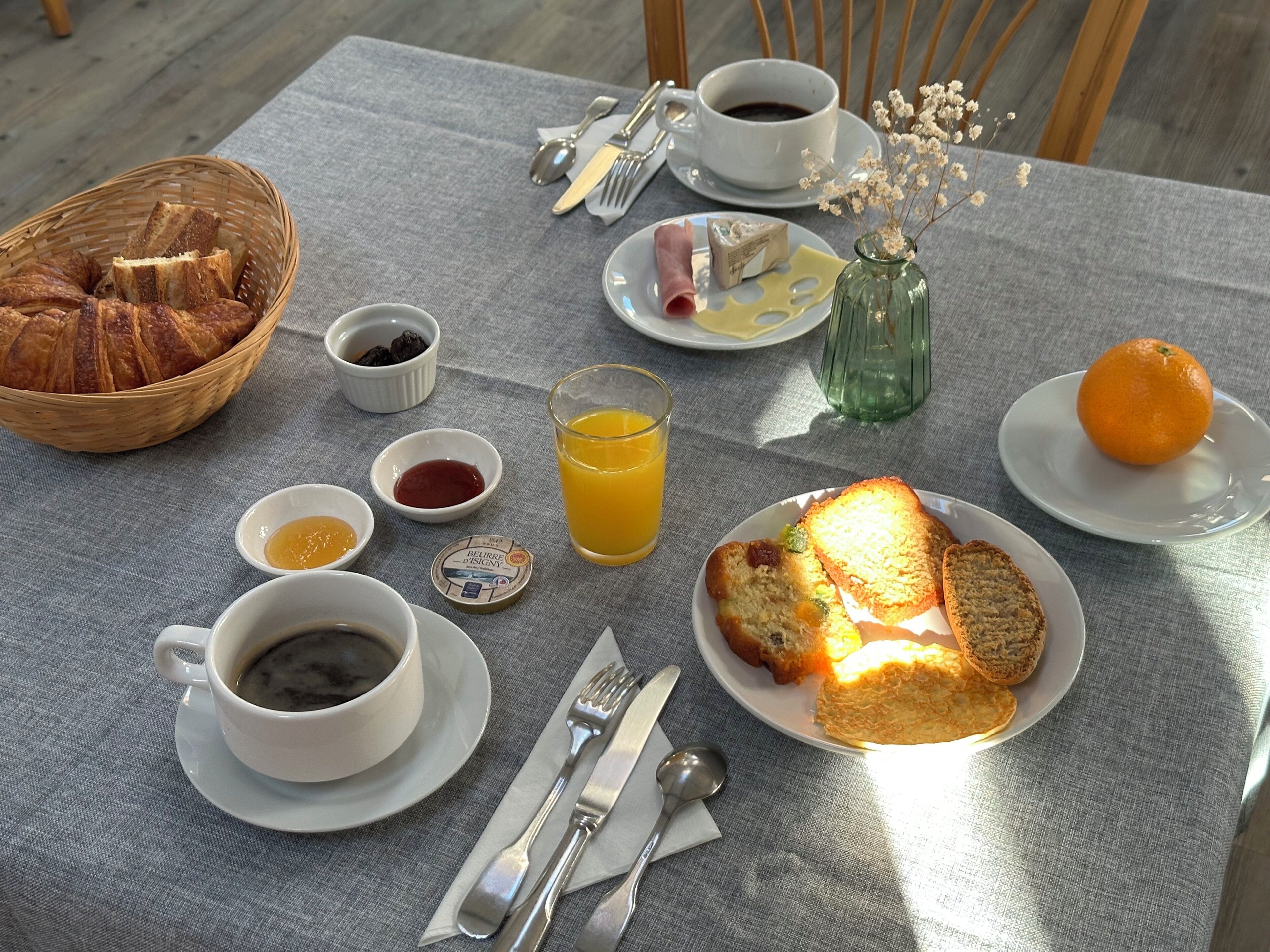 daily buffet breakfast (eur 12 per person)