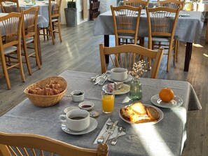 Sarapan prasmanan setiap hari (EUR 12 per orang)