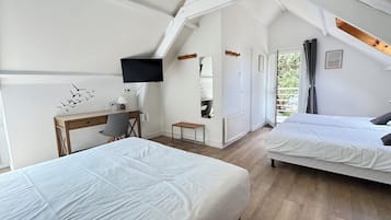Comfort Quadruple Room | Meja, kalis bunyi, Wi-fi percuma, cadar katil