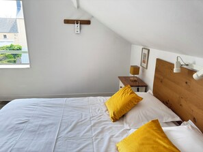 Economy Double Room, 1 Double Bed | Desk, soundproofing, free WiFi, bed sheets - La Demeure Du Perron (Quettehou)