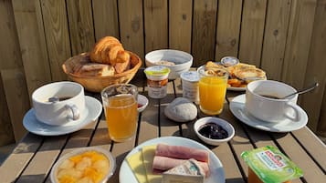 Daily buffet breakfast for a fee