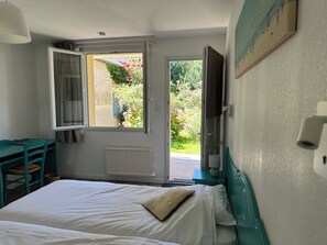 Habitación superior con 2 camas individuales, 2 camas individuales | Escritorio, sistema de insonorización, wifi gratis y ropa de cama