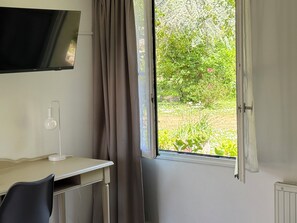 Comfort Twin Room | Desk, soundproofing, free WiFi, bed sheets - La Demeure Du Perron (Quettehou)
