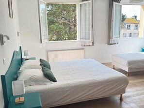 Comfort Triple Room | Desk, soundproofing, free WiFi, bed sheets - La Demeure Du Perron (Quettehou)