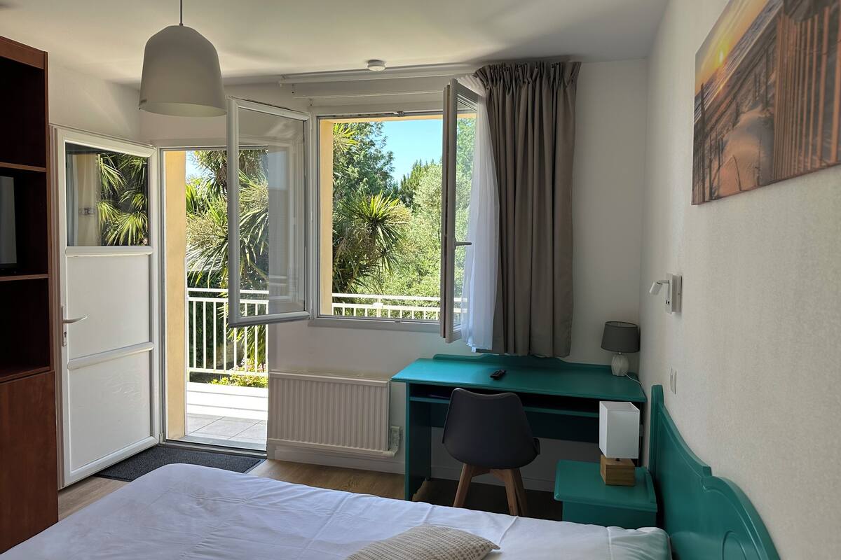 superior double room, 1 queen bed | desk, soundproofing, free wifi, bed sheets