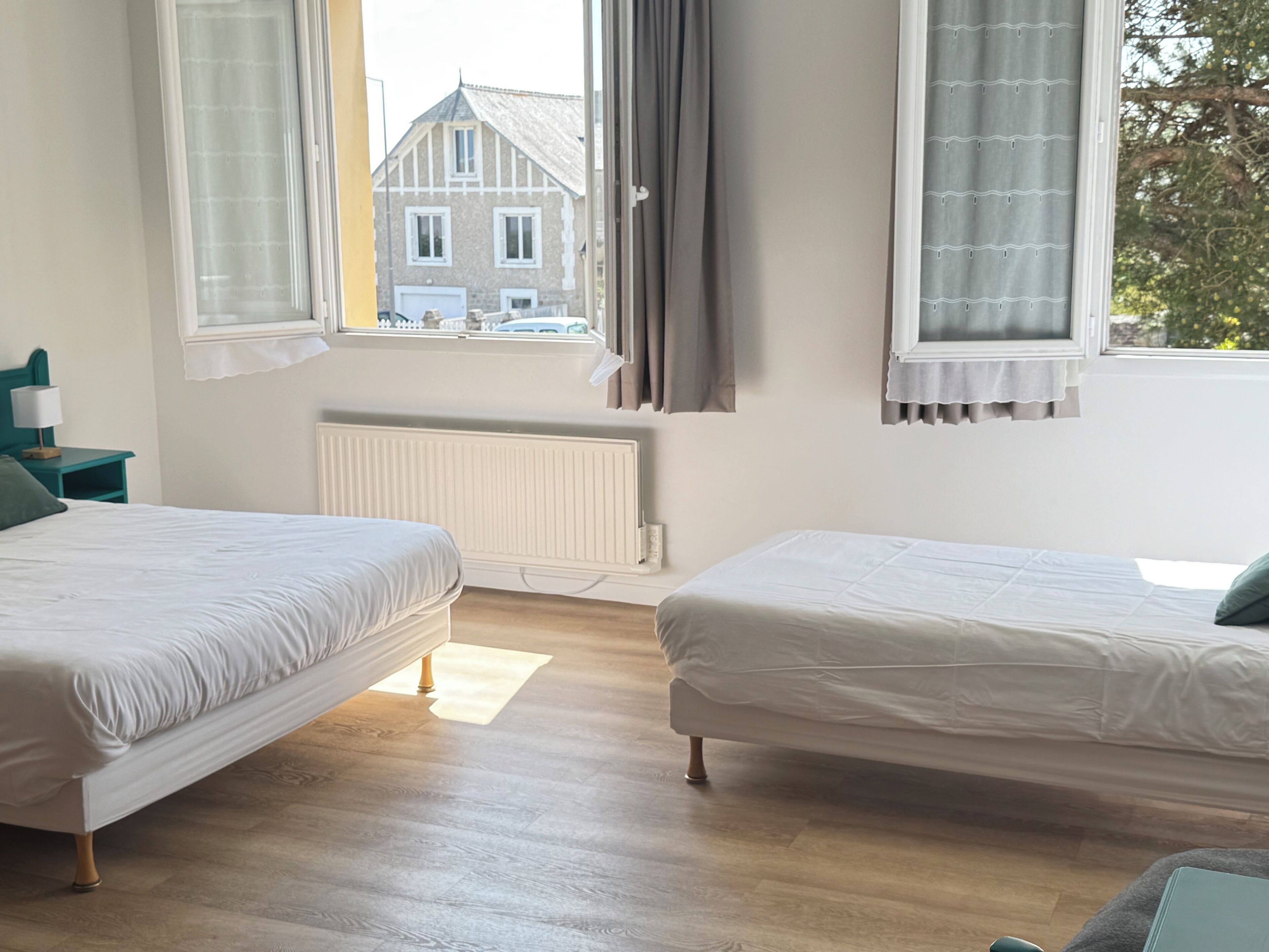 Chambre Triple Confort | Bureau, chambres insonorisées, Wi-Fi gratuit, draps fournis