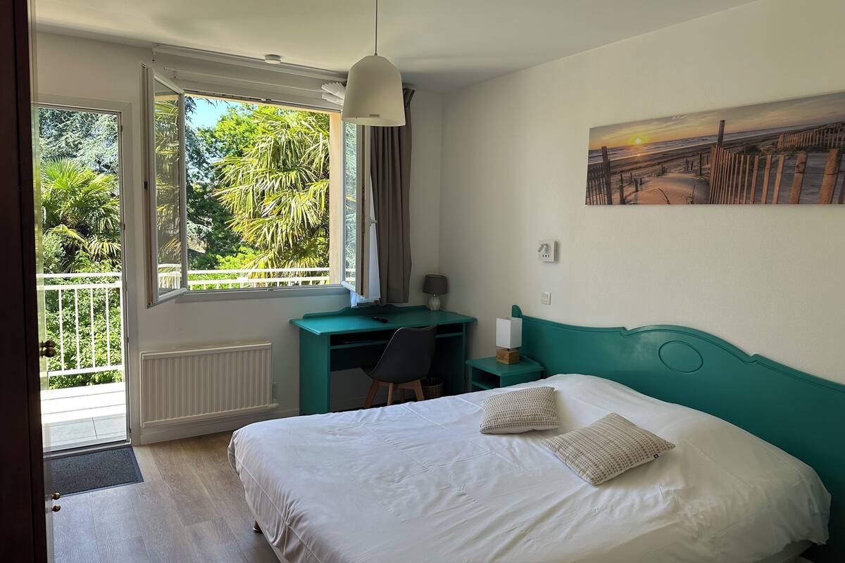 superior double room, 1 queen bed | desk, soundproofing, free wifi, bed sheets