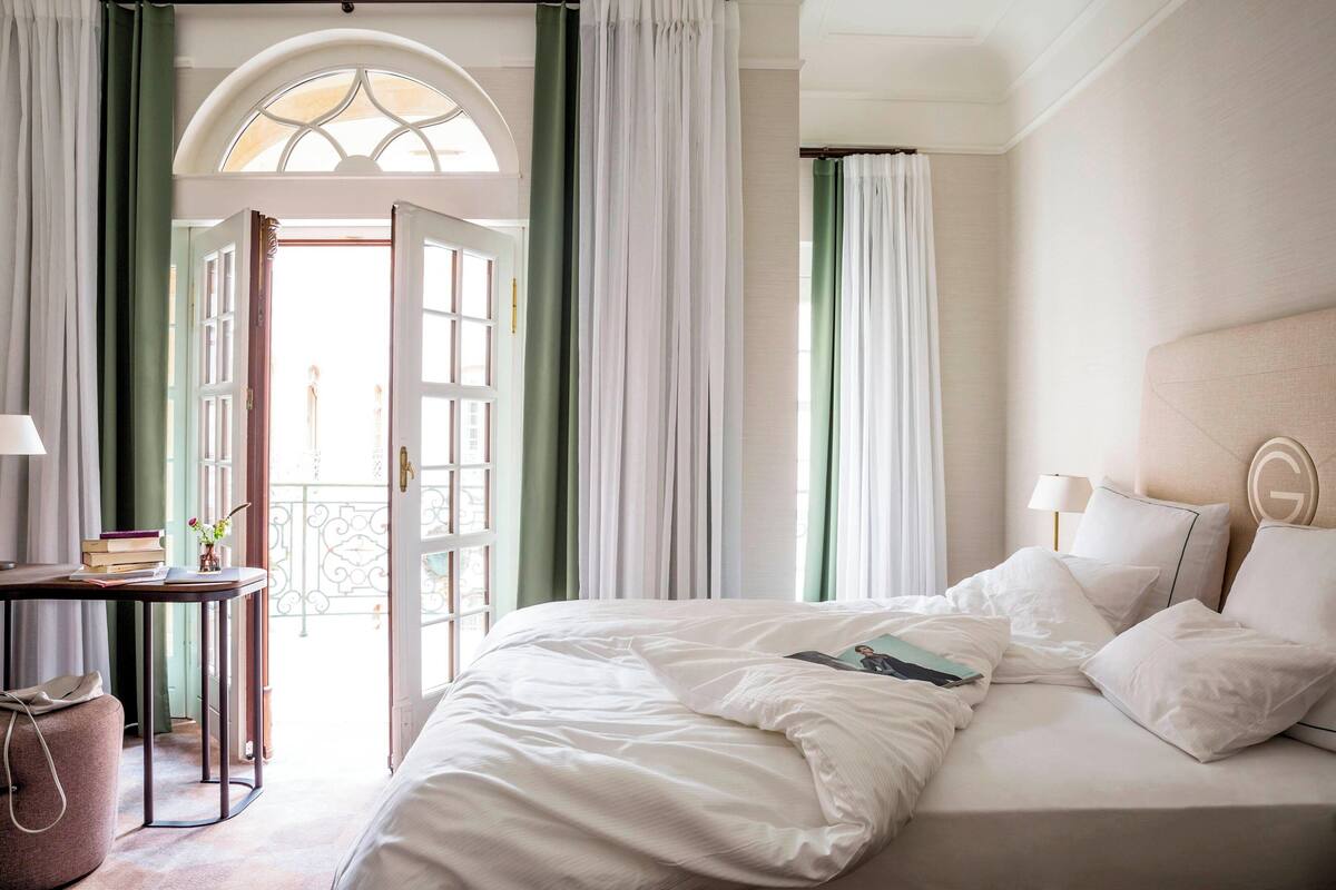 classic room, 1 queen bed, non smoking | 1 bedroom, minibar, in-room safe, desk