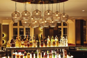 Serves dinner and happy hour - Gewandhaus Dresden, Autograph Collection (Dresden)