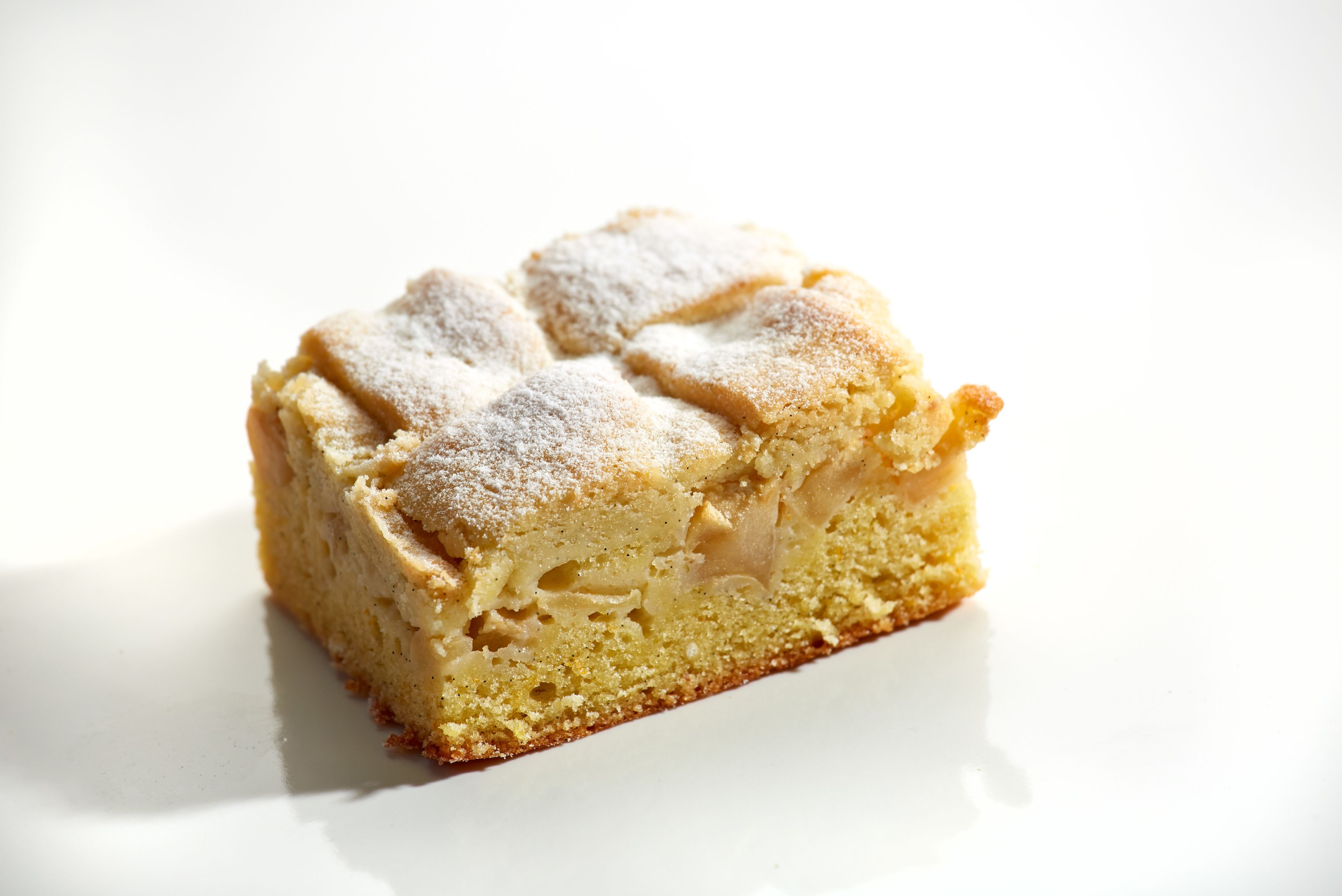 Une part de gâteau saupoudrée de sucre glace.