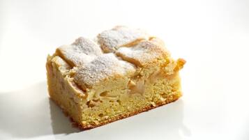 Une part de gâteau saupoudrée de sucre glace.