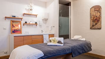 Sauna, perawatan tubuh, body wrap, body scrub, dan perawatan wajah