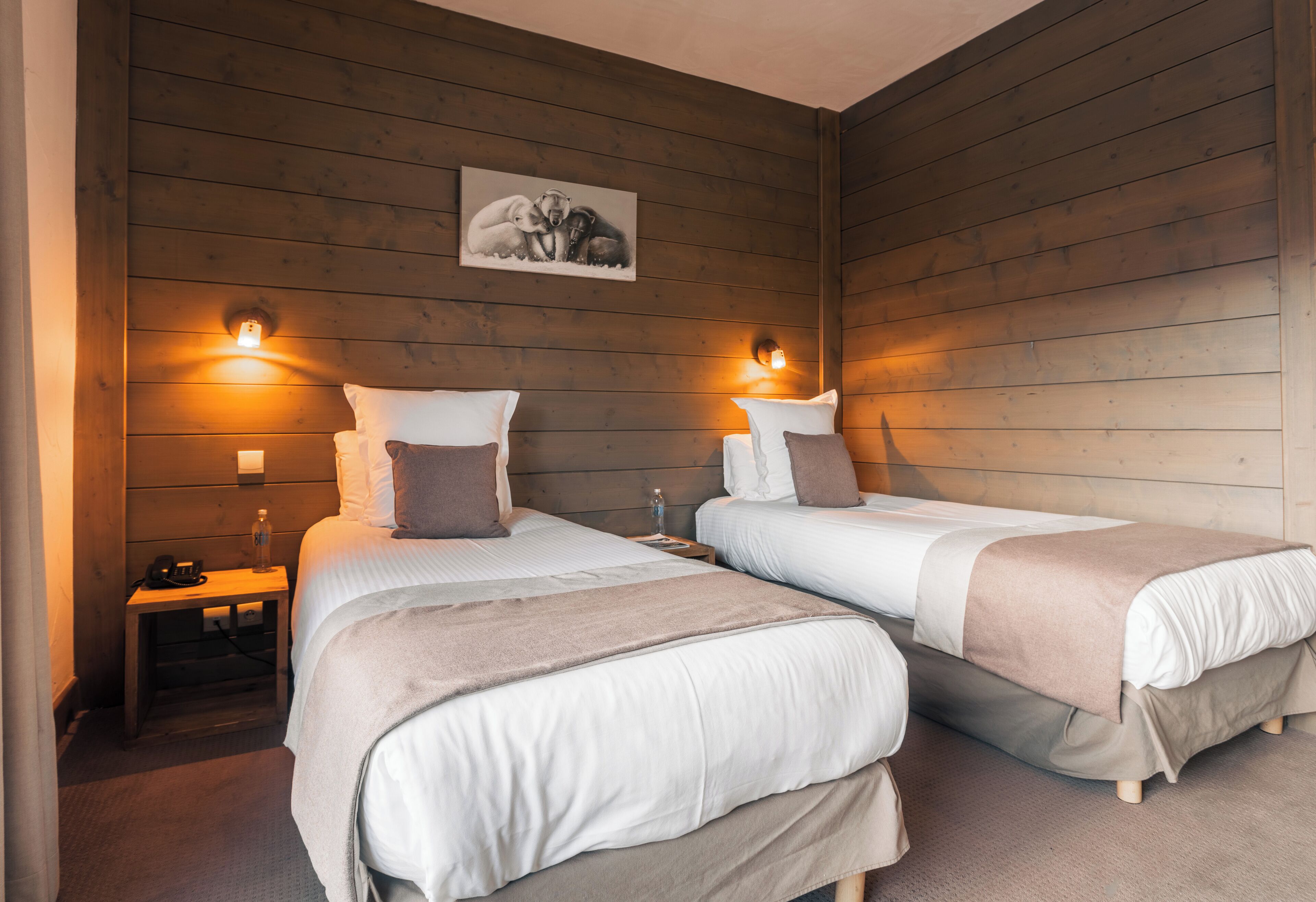 Sengetøy av topp kvalitet, safe på rommet, skrivebord og lydisolert