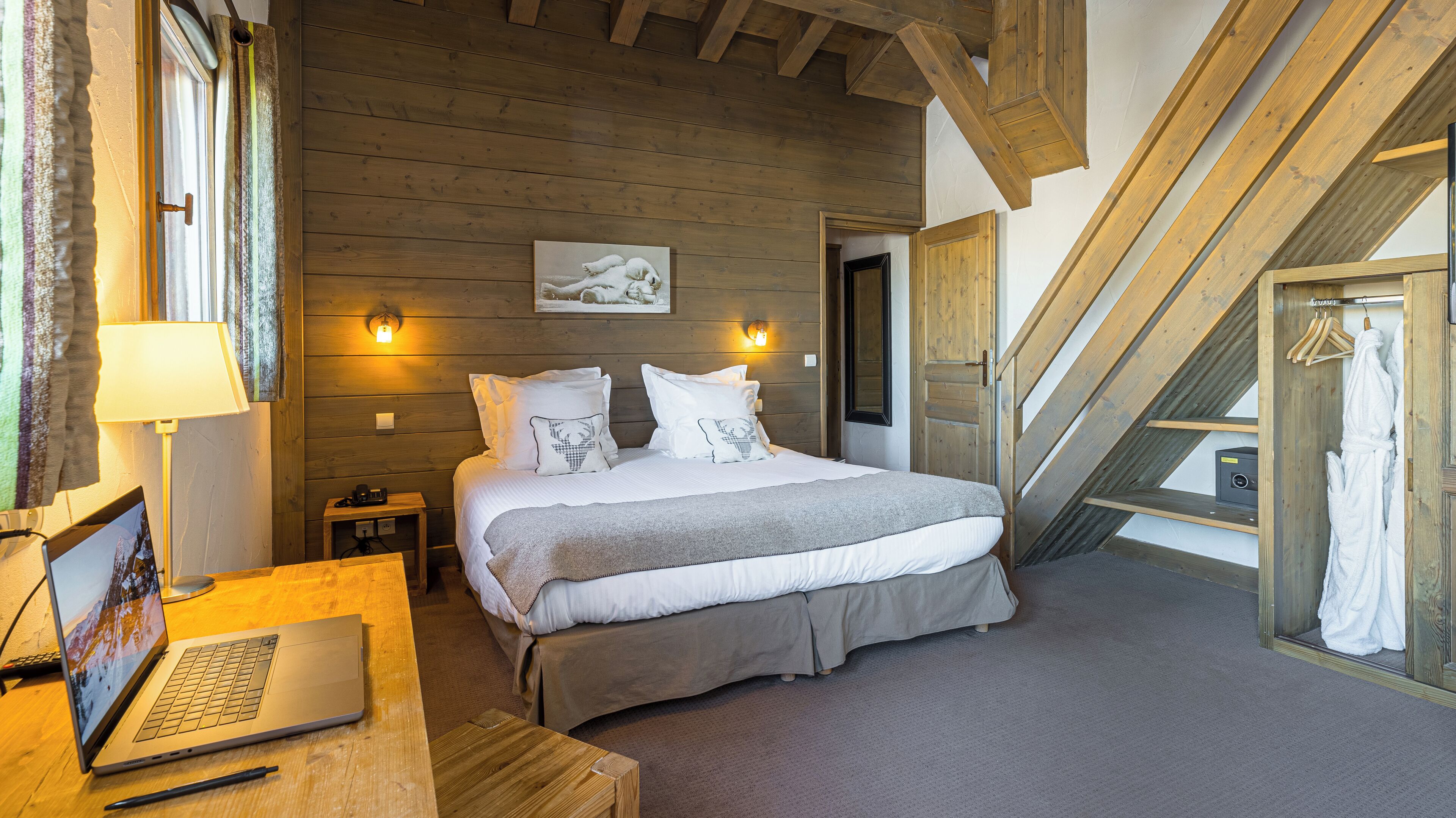 Suite – junior, mellometasje | Sengetøy av topp kvalitet, safe på rommet, skrivebord og lydisolert