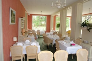 S'hi serveixen plats de cuina francesa