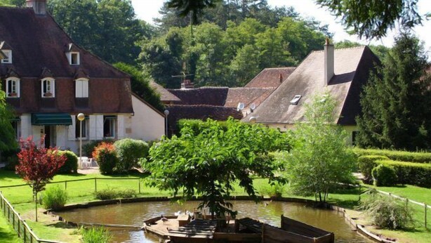 A traditional house with a garden, a pond, and a bench. - Hotel Le Tronçais (Saint-Bonnet-Troncais)
