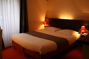 Escritorio, wifi gratis y ropa de cama 