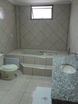 Suite (Master) | Deep soaking bathtub