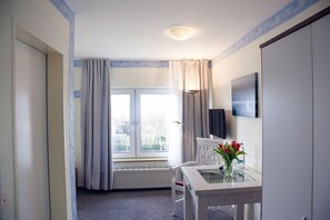 Einzelzimmer | Wohnbereich | 81-cm-Flachbildfernseher mit Kabelempfang, Fernseher