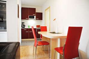 Apartamento, 2 quartos | Cozinha privada | Geladeira, micro-ondas, cooktop, cafeteira/chaleira