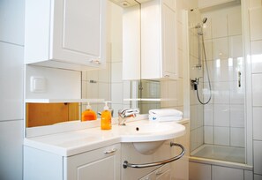 Departamento, 2 habitaciones | Baño | Regadera, secadora de cabello, toallas 